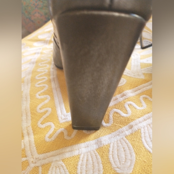 Shoes - Picture 3 of 4